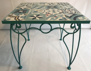 Table fer forgé et carreaux de ciment bleu 80x80