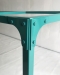 Table en acier et bois de manguier 225x85 bleu détail angle